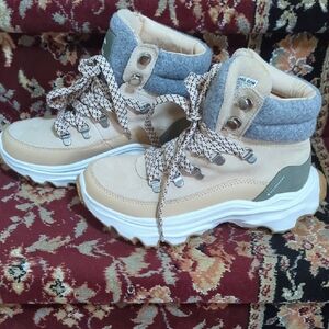Sorel Ankle Boots in Cream and Gray. Size 6. NWOT